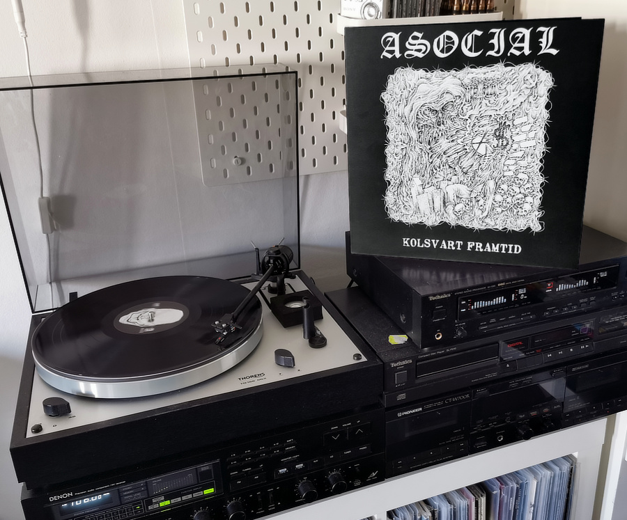 A HIFI setup with the 'Kolsvart Framtid' album standing on top of the equalizer