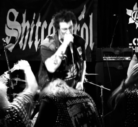 Shitcontrol performing live, Magnus in the front